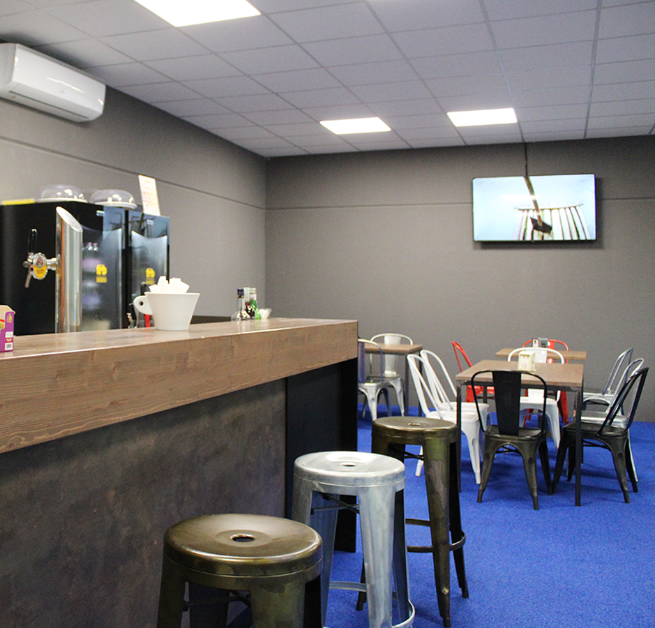 Zona bar del 2B Padel Club a Udine